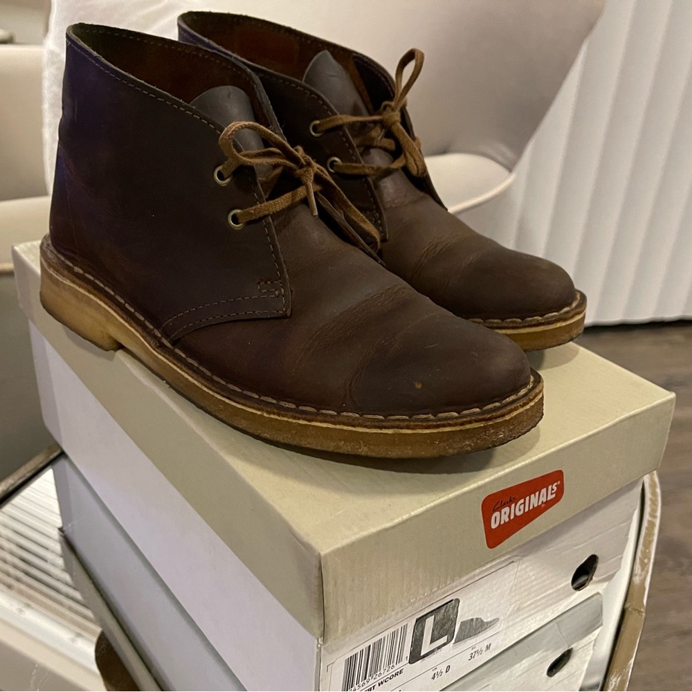 Clarks Original Desert Boot - Dark brown leather gum soles. Unisex - men size 7